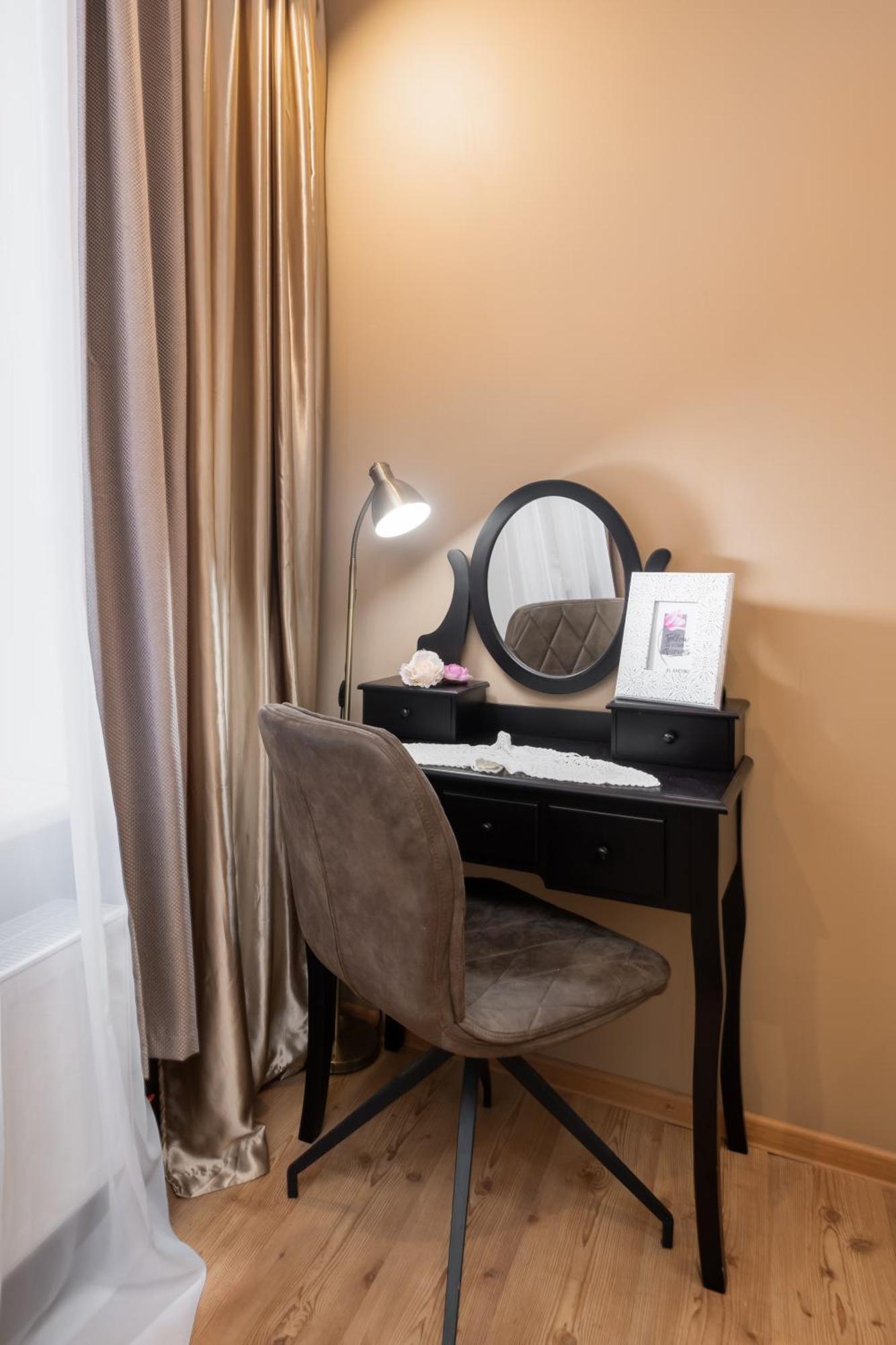 Ferienwohnung Baltic Amber In Diplomatic District & Free Parking Riga Exterior foto