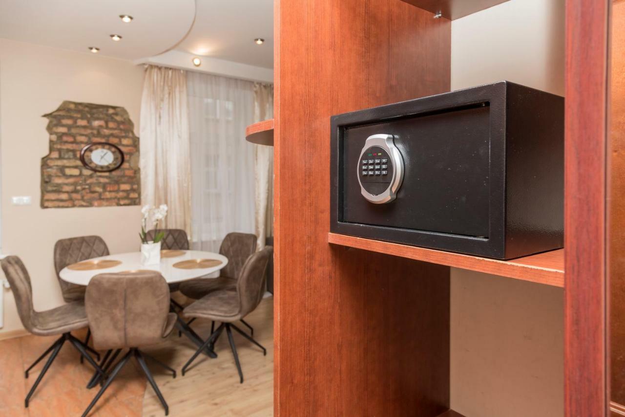 Ferienwohnung Baltic Amber In Diplomatic District & Free Parking Riga Exterior foto